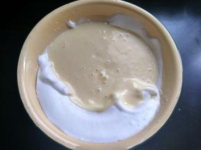 将拌好的蛋黄糊倒入剩下的三分之二蛋白中，翻拌均匀。