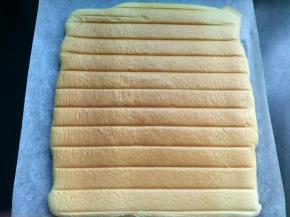 重新取一张油纸，将蛋糕翻面。