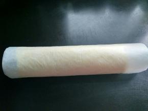 借助擀面杖将蛋糕卷起来。放入冰箱冷藏半小时定型。