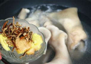 接着烧开适量水，将洗净的猪丢进锅中，调入料酒、盐，倒入陈皮和生姜，煮15分钟左右【这些辅料全部有去腥解腻、增香的作用】；