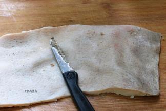 首先将猪皮上的猪毛仔细刮干净；