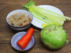 接着做这道菜：备好食材；