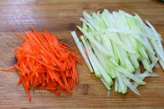 大头菜和胡萝卜分别去皮、洗净后切丝；