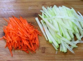 大头菜和胡萝卜分别去皮、洗净后切丝；