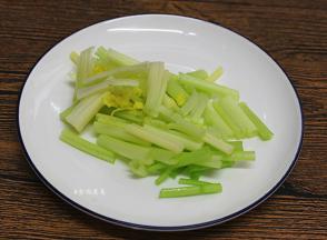 芹菜洗净切段；