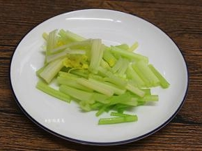 芹菜洗净切段；