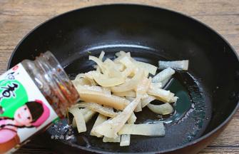 热锅，倒入食用油，将猪皮倒入锅中、调入香菇酱煸炒出香味；