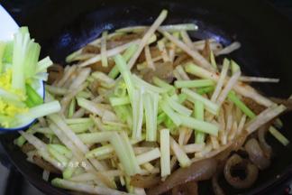 倒入大头菜、芹菜继续煸炒；