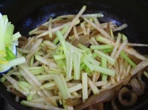 倒入大头菜、芹菜继续煸炒；