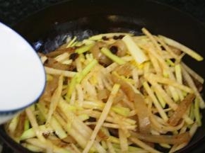 撒点清水，拌匀、遮上锅盖焖煮片刻，让食材快速软化；
