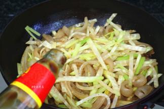 调入蚝油、调入盐、拌匀；