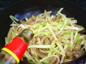 调入蚝油、调入盐、拌匀；