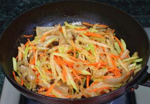 最后倒入胡萝卜丝，快速翻炒几下，铲起即可。