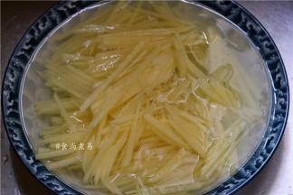 土豆去皮切丝，用清水浸泡片刻，洗去淀粉质【淀粉质容易粘锅，用清水浸泡防止土豆丝氧化，发黑】