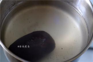 烧开适量水，将熏血豆腐焯煮10分钟
