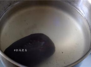 烧开适量水，将熏血豆腐焯煮10分钟