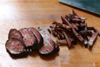 捞起洗净，切片改刀切丝