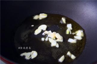 热锅，倒入食用油，下蒜片爆香