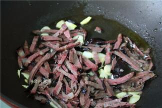 倒入血豆腐煸炒均匀