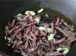 倒入血豆腐煸炒均匀