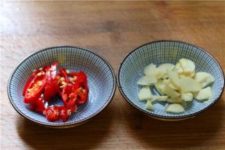 蒜头去皮切片，辣椒切碎