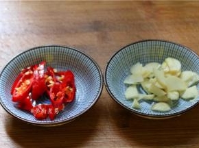 蒜头去皮切片，辣椒切碎