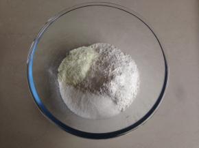 面粉、奶粉和糖放在盆里