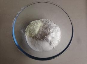 面粉、奶粉和糖放在盆里