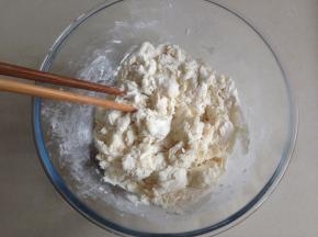 酵母溶于温水里，倒入盆里，边倒边用筷子搅拌成絮状