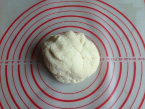 和成比较粗糙的面团，盖上保鲜膜，静置5-8分钟左右