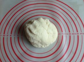 和成比较粗糙的面团，盖上保鲜膜，静置5-8分钟左右