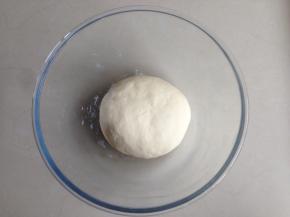 继续用手和面团，就可以很轻松地和成光滑的面团了。放在温暖处发酵，面团发酵两倍大。家里有烤箱的可以选择烤箱的发酵档即可。大概发酵60分钟