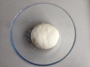 继续用手和面团，就可以很轻松地和成光滑的面团了。放在温暖处发酵，面团发酵两倍大。家里有烤箱的可以选择烤箱的发酵档即可。大概发酵60分钟