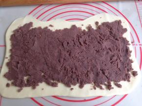 将豆沙馅抹在面皮上面