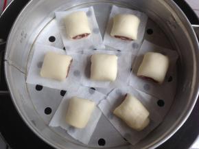 放在油纸上，放进蒸锅里