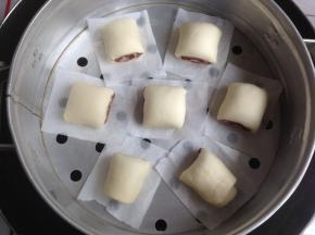 放在油纸上，放进蒸锅里