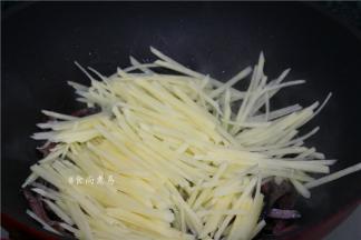 倒入土豆丝，保持大火快速翻炒几下