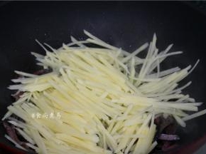 倒入土豆丝，保持大火快速翻炒几下