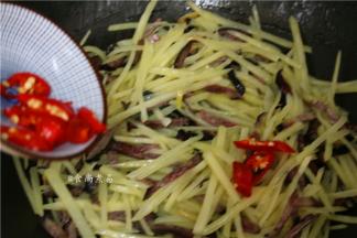 倒入辣椒碎、调入蚝油