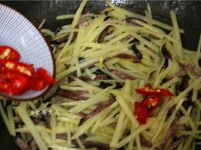 倒入辣椒碎、调入蚝油