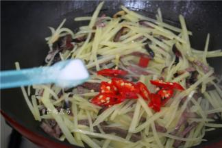 调入盐，翻炒均匀即可