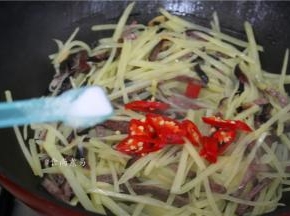调入盐，翻炒均匀即可