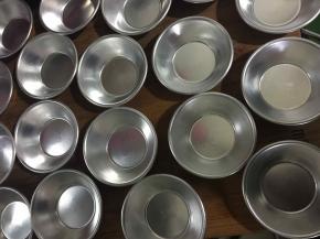 蛋挞模洗净晾干水份