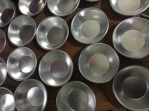 蛋挞模洗净晾干水份