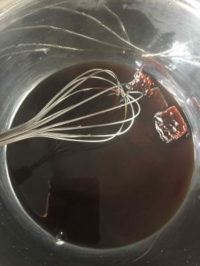 100克红糖用200克水冲化，放凉备用。