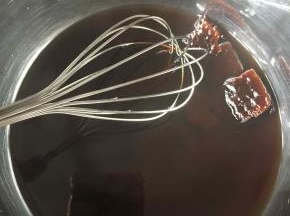 100克红糖用200克水冲化，放凉备用。