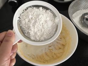 然后筛入混合粉类（低粉和玉米淀粉）