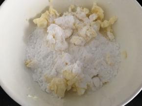 黄油软化后加入糖粉，盐，打发至体积变大蓬松，有些泛白