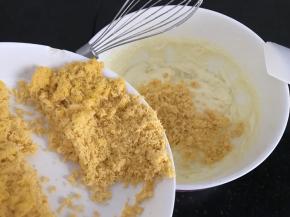 然后加入蛋黄（最好分2-3㳄加入，每加入一次打发均匀再加入）