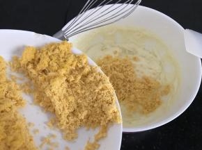 然后加入蛋黄（最好分2-3㳄加入，每加入一次打发均匀再加入）